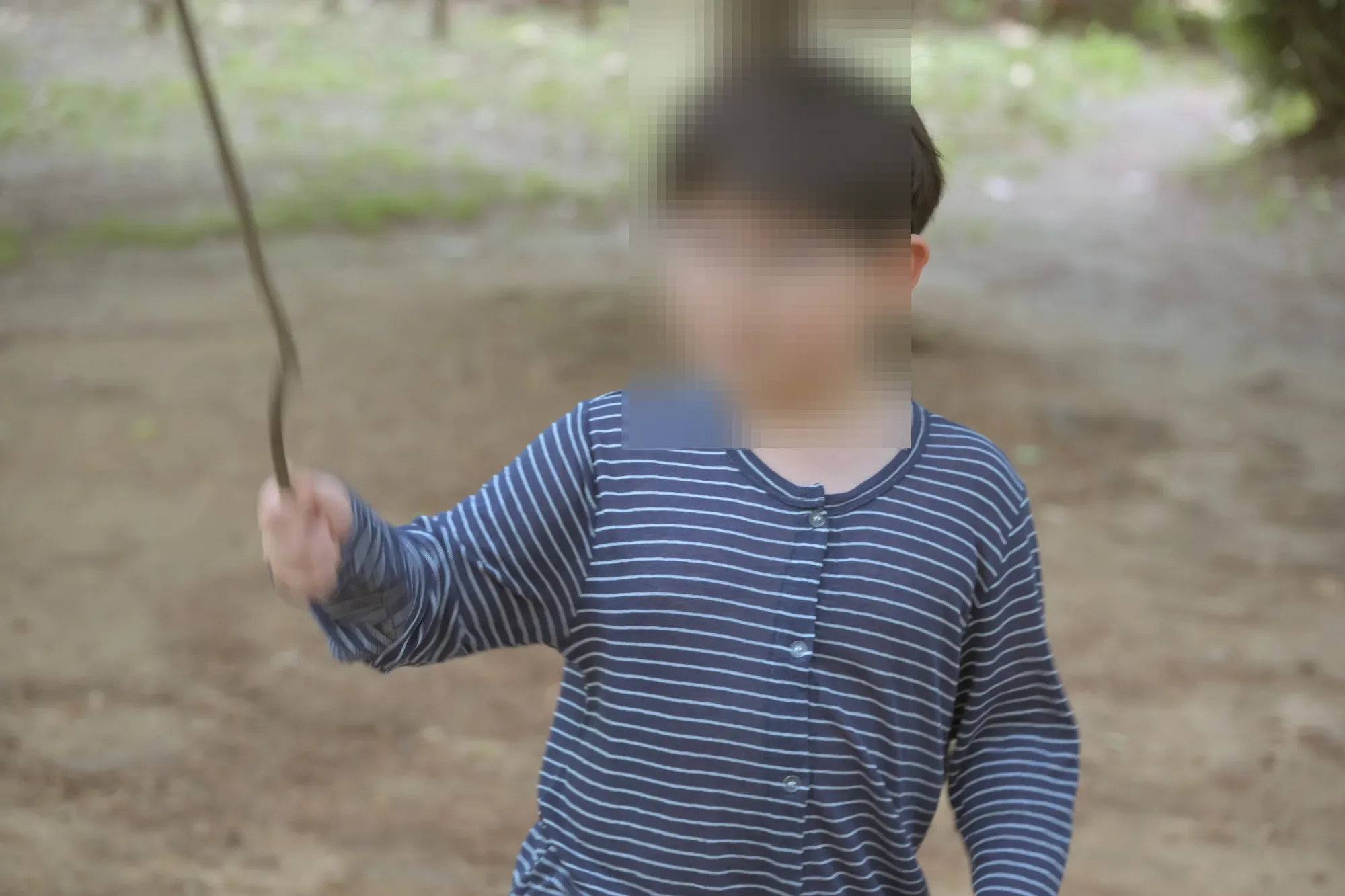 어린이대공원 놀이기구를 타는 아이, 안전바를 붙잡은 모습