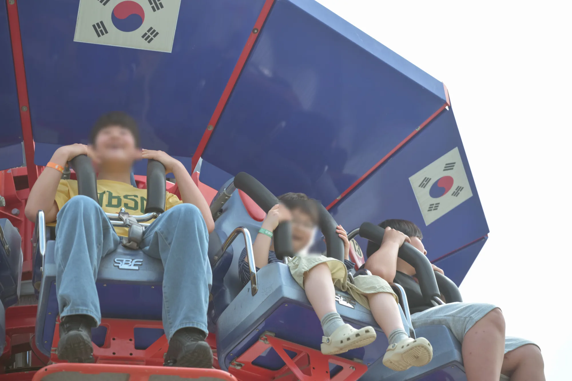 어린이대공원에서 거꾸로 매달리는 놀이기구를 타는 아이들