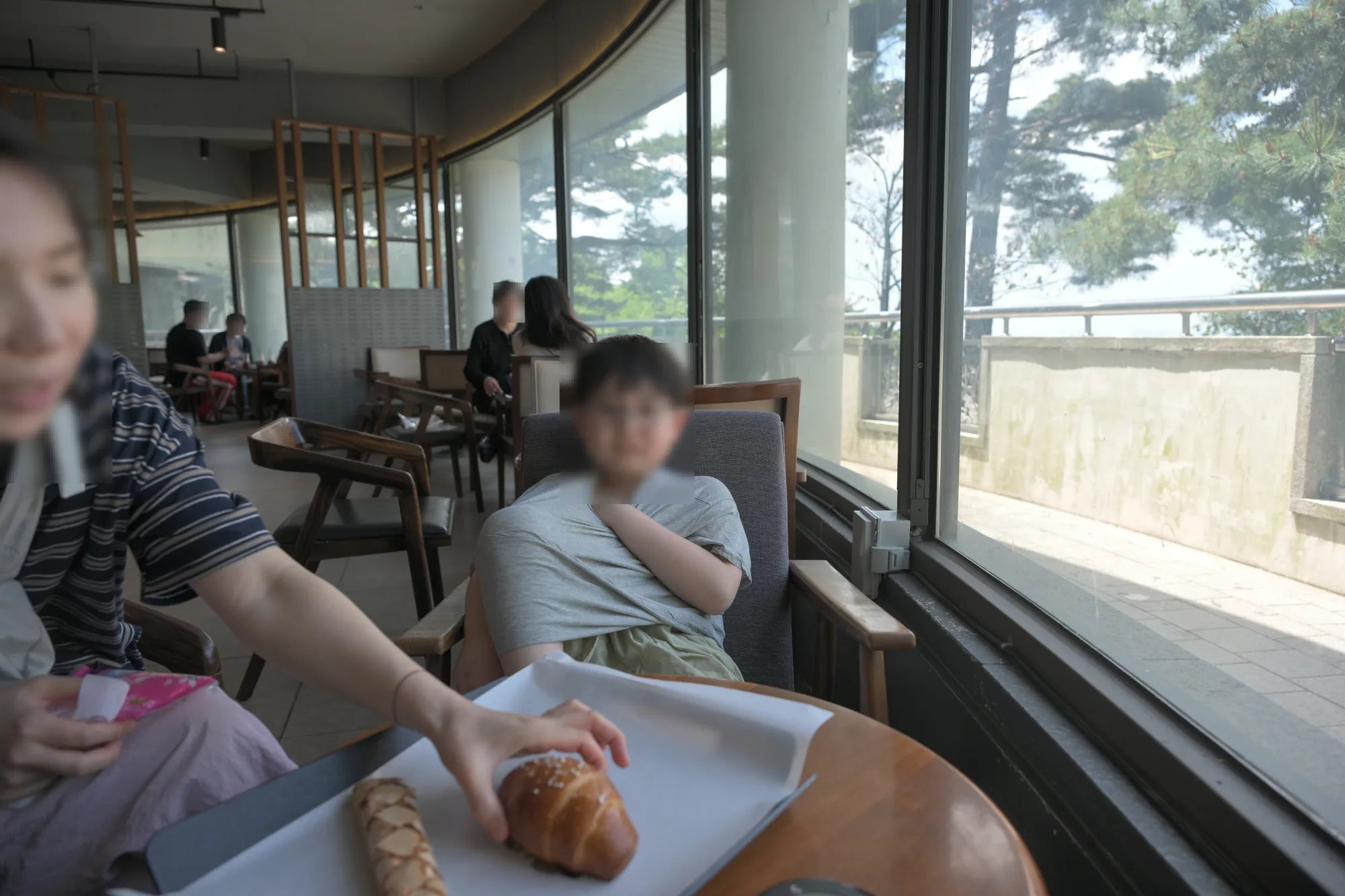 북악스카이웨이 카페 통유리창 옆에 앉은 아이와 보호자