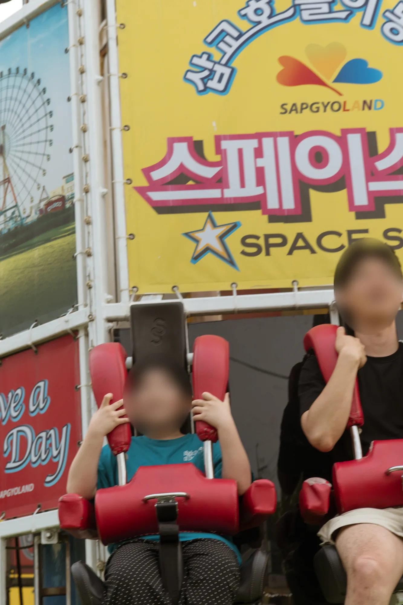 스페이스샷 좌석에 앉은 아들