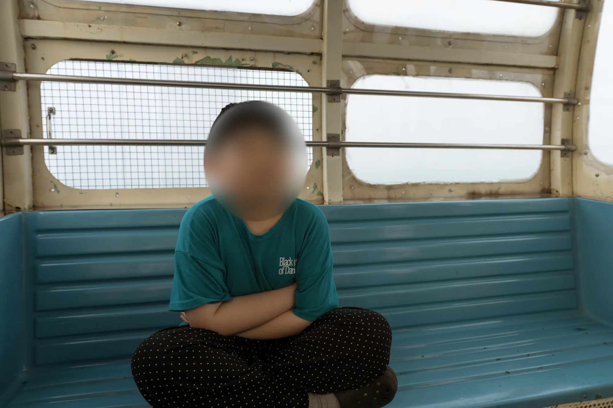 옛 전차 안에서 팔짱을 낀 아들