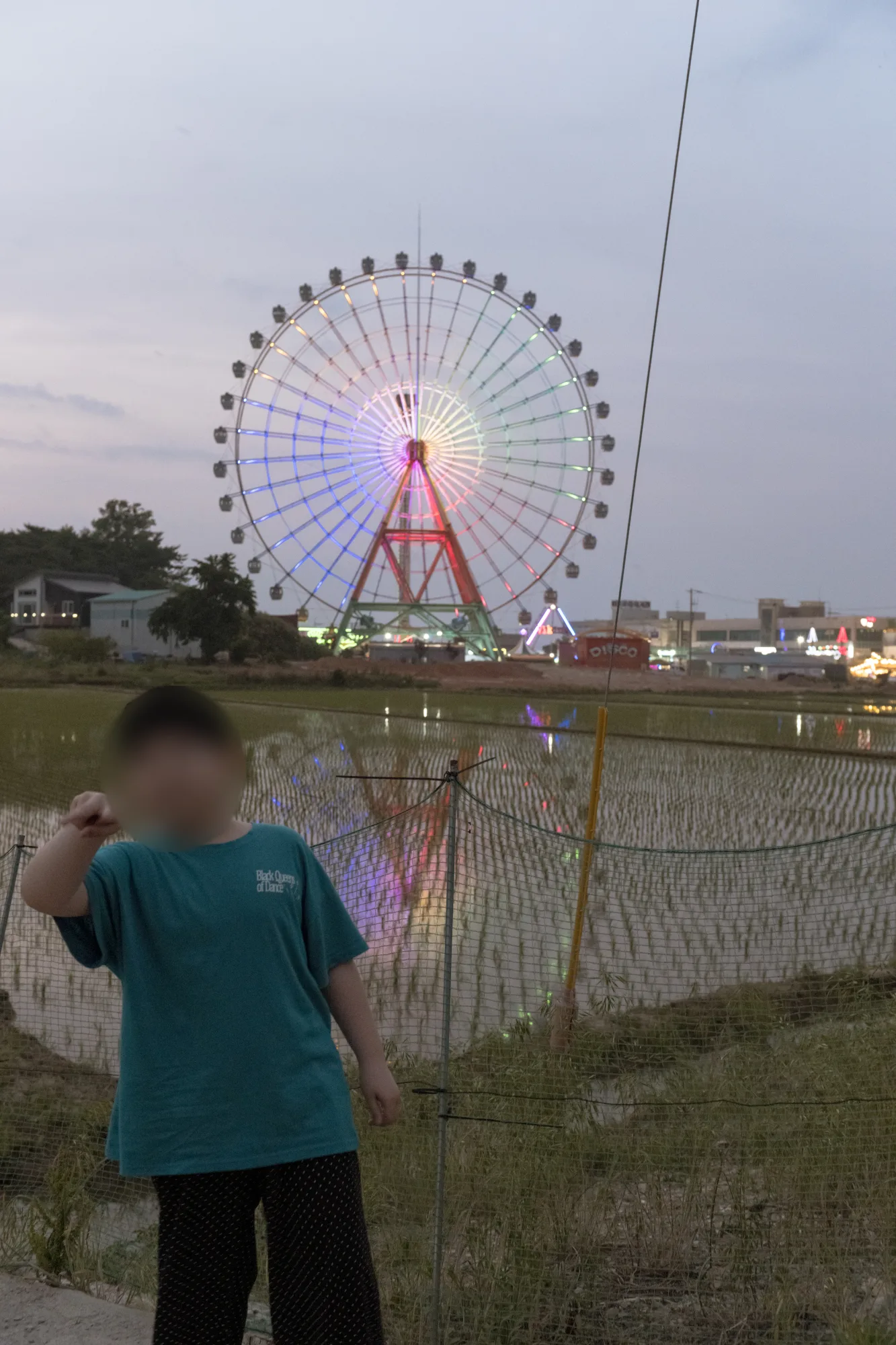 주먹을 쥐어 보이는 아들과 저녁 조명