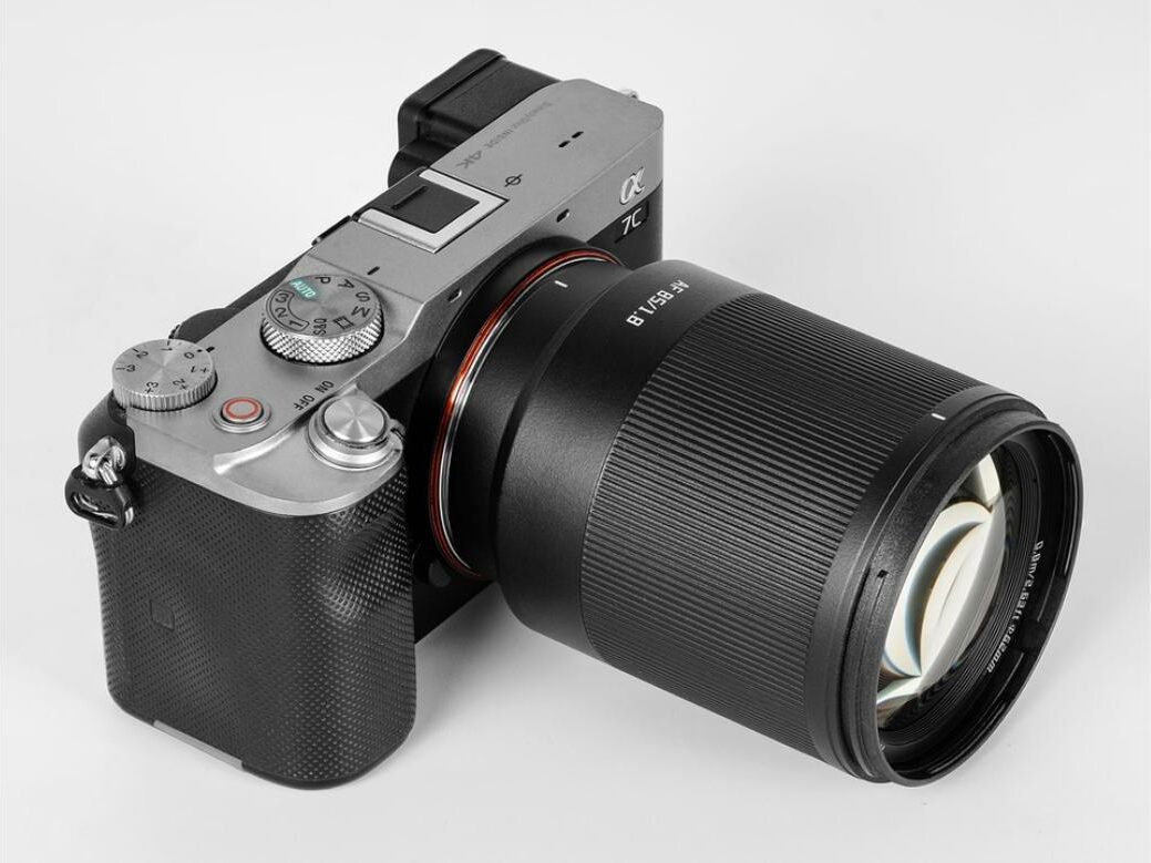 TTArtisan Neo AF 85mm f/1.8을 미러리스 바디에 장착한 모습