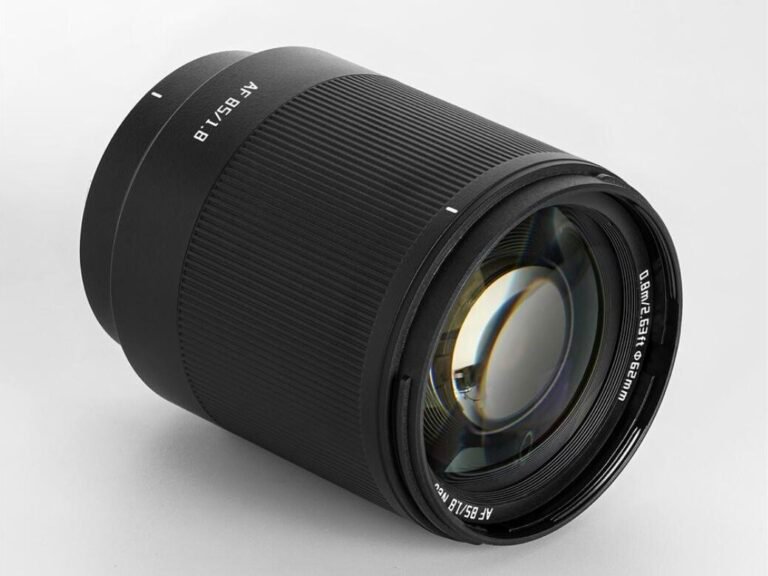 TTArtisan Neo AF 85mm f/1.8 렌즈를 사선 앞쪽에서 본 모습