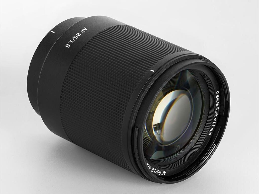 TTArtisan Neo AF 85mm f/1.8 렌즈를 사선 앞쪽에서 본 모습