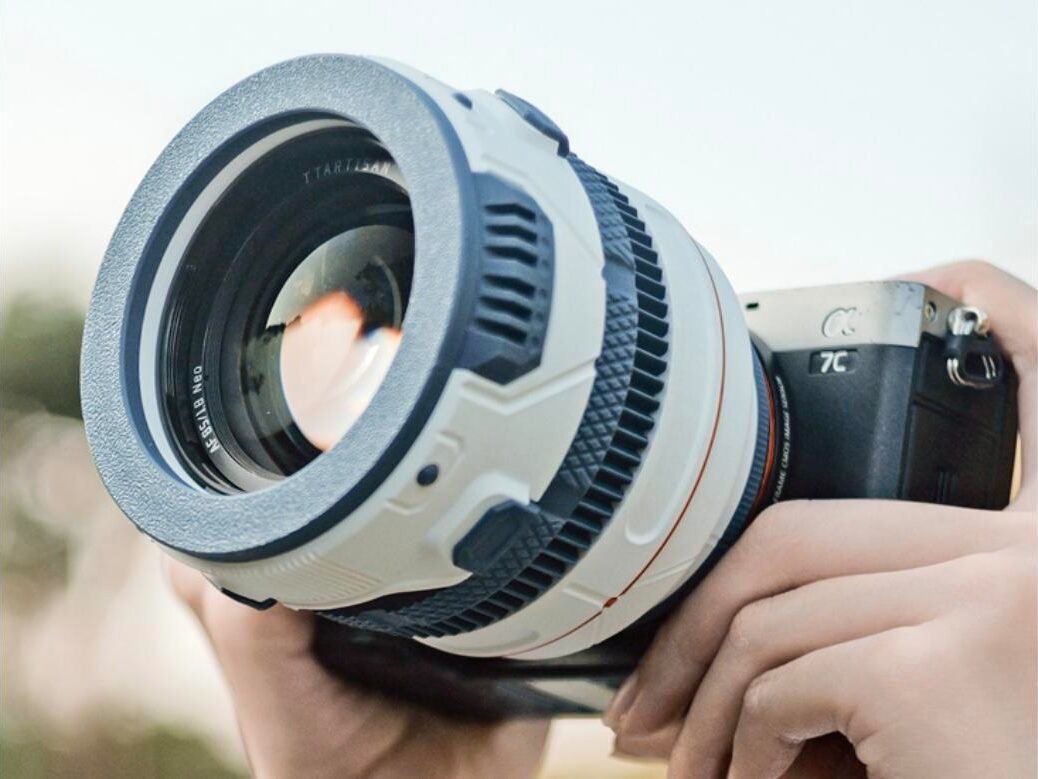 3D 프린터로 출력한 커스텀 아머를 씌운 TTArtisan Neo AF 85mm 렌즈