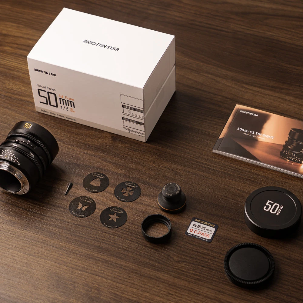 브라이틴스타 50mm F2 트라이사이트 패키지 구성, 렌즈와 상자, 모양이 뚫린 삽입판 4장, 앞뒤 캡과 설명서