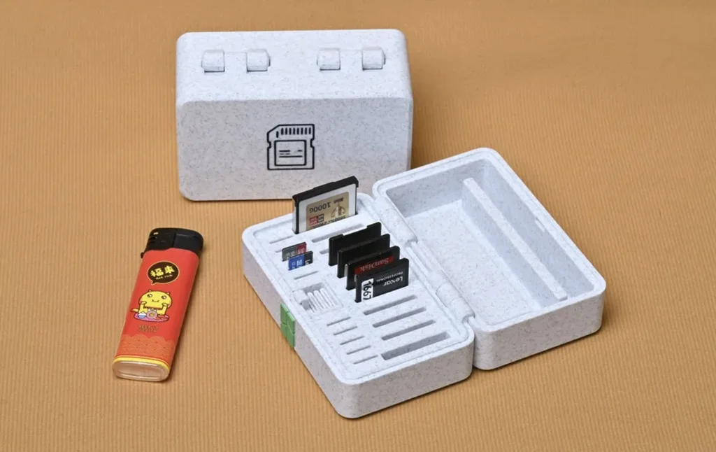 CFexpress와 SD, microSD 카드를 꽂은 흰색 메모리 카드 케이스와 라이터 크기 비교 사진, MakerWorld 디자이너 andy 배포 사진