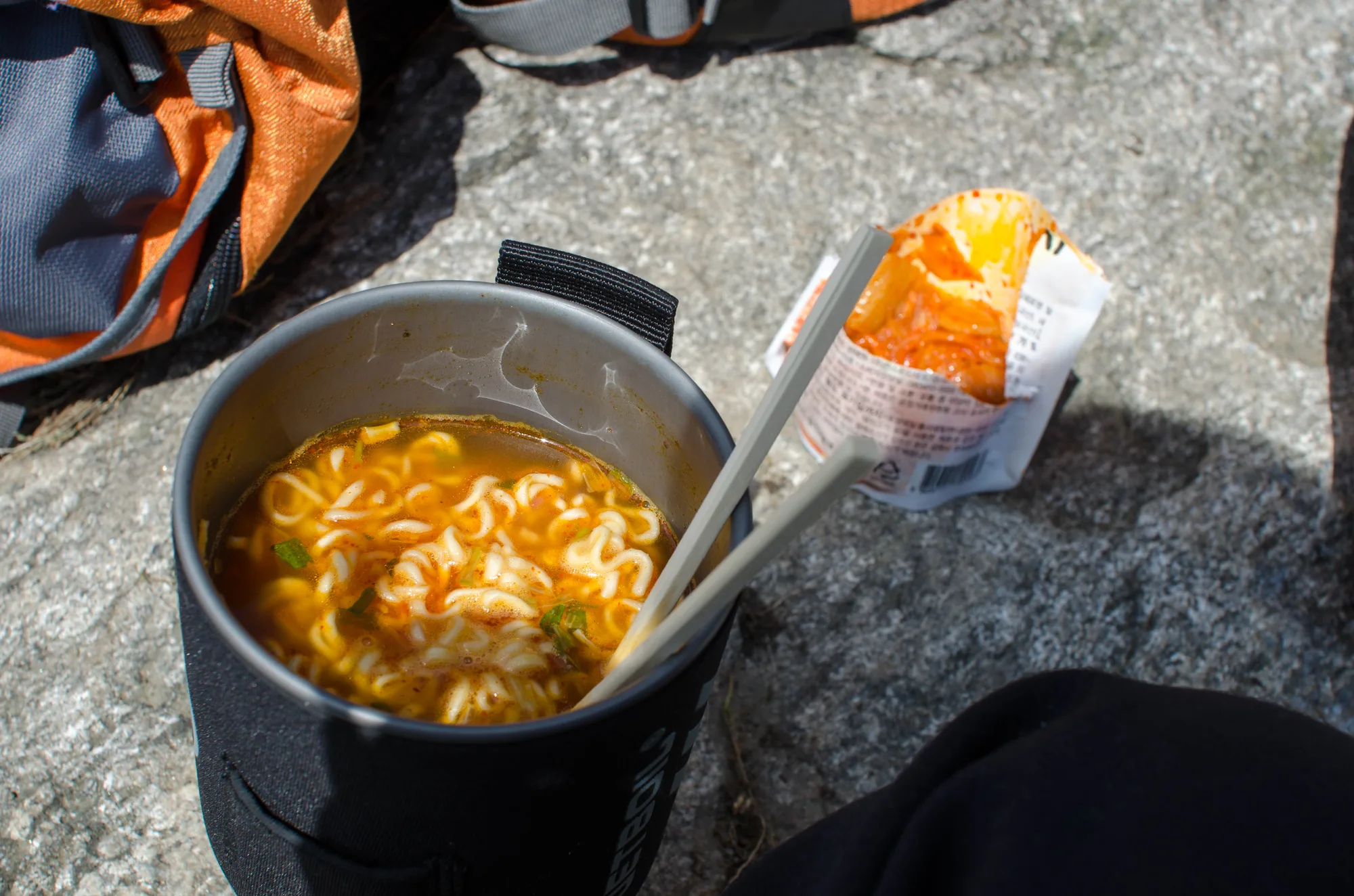 컵에 옮겨 담은 라면
