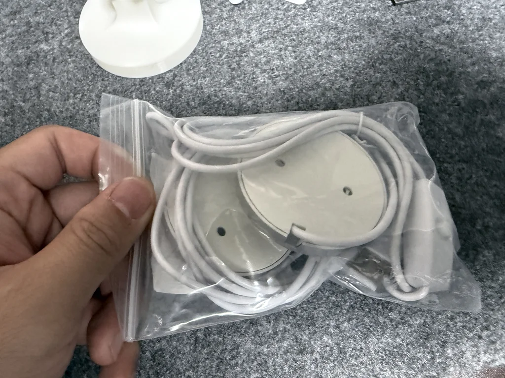 알리익스프레스에서 구매한 원판형 LED 모듈 2개가 전선이 연결된 채 지퍼백에 담겨 있다.