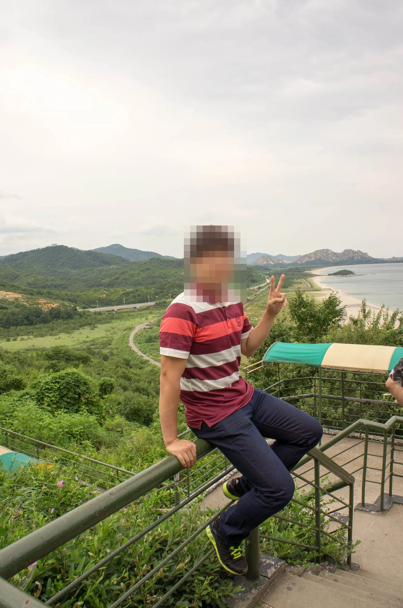 난간에 걸터앉은 친구