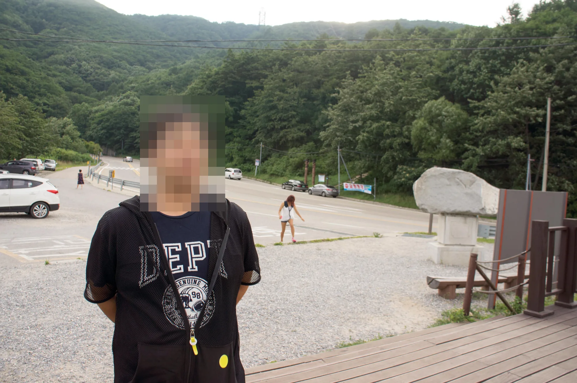 데크에 서 있는 친구