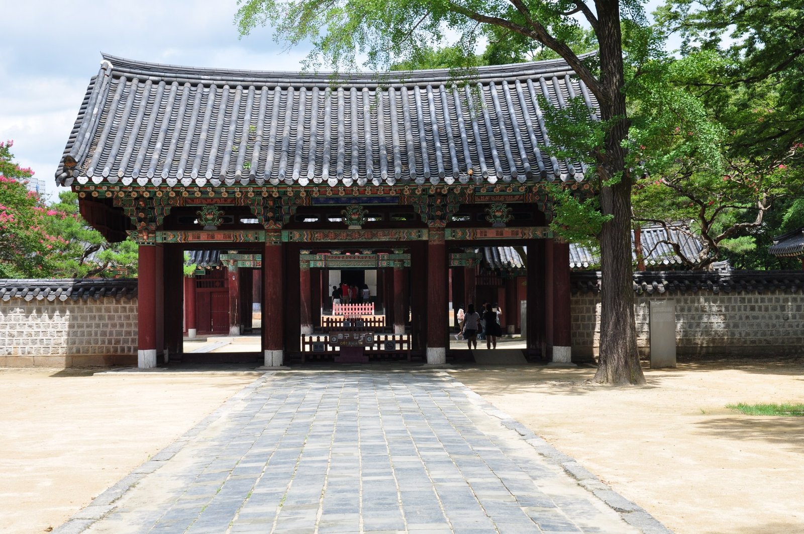 전주 경기전 정전으로 이어지는 문과 돌계단