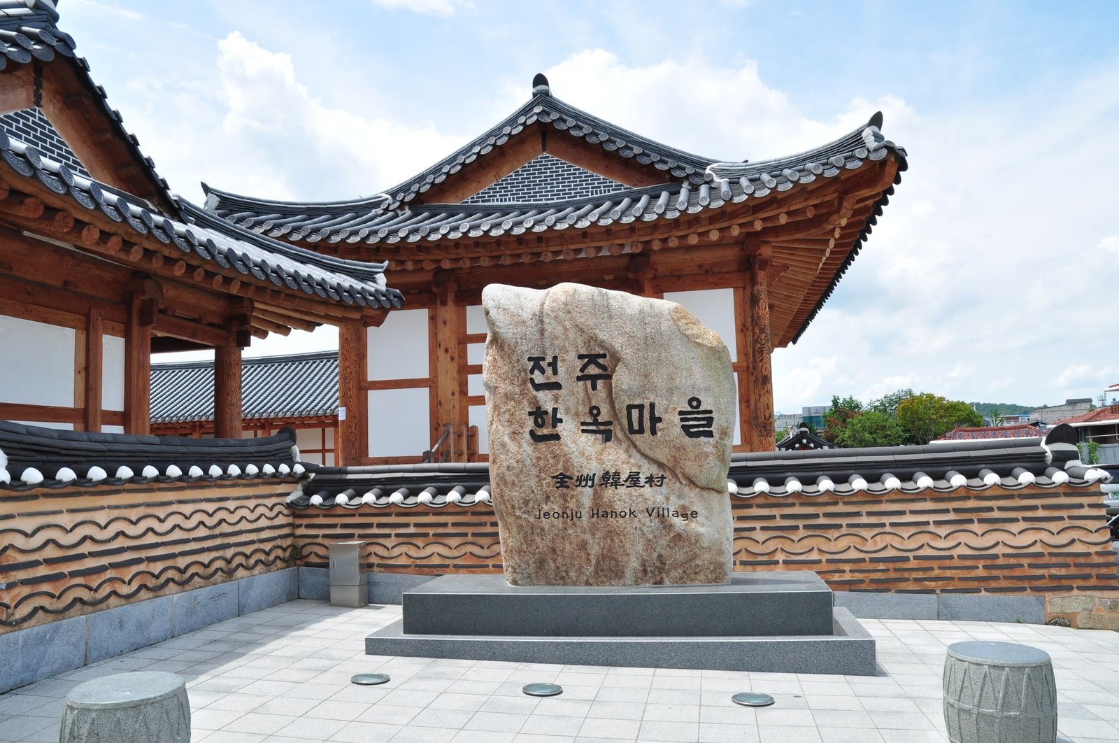 전주 한옥마을 자연석 표지석, 한글과 한자, 영문이 함께 새겨져 있다