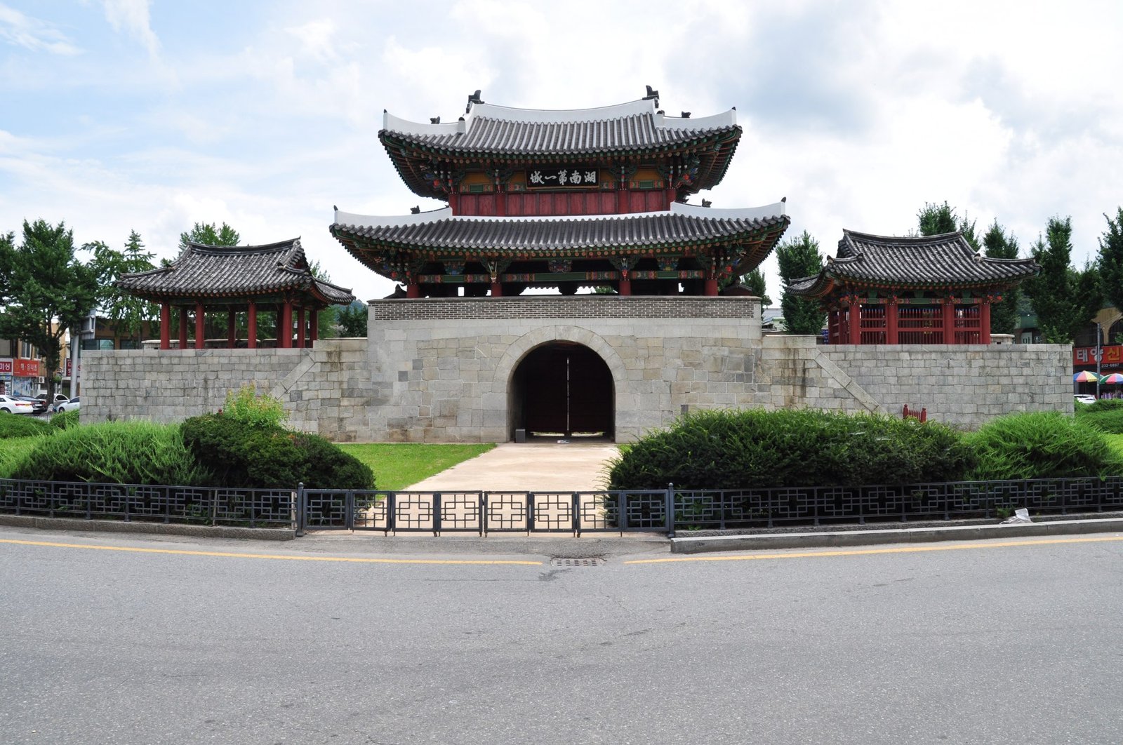 전주 한옥마을 돌계단과 문루