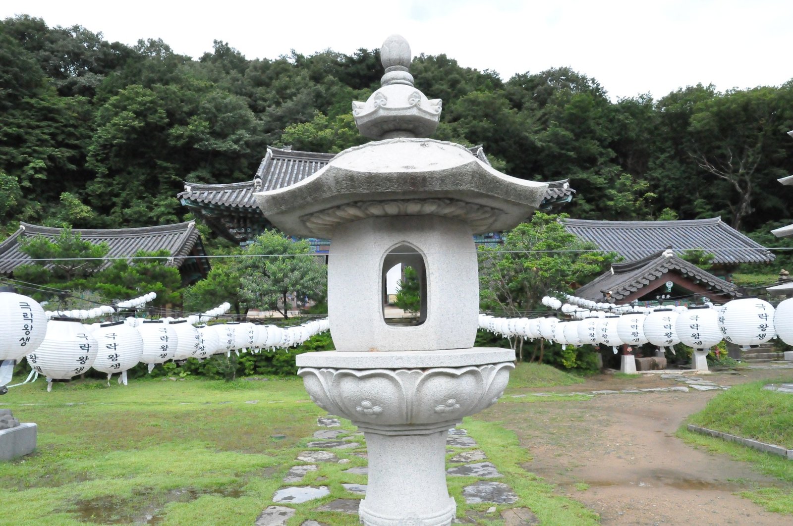 사찰 마당에 놓인 석등