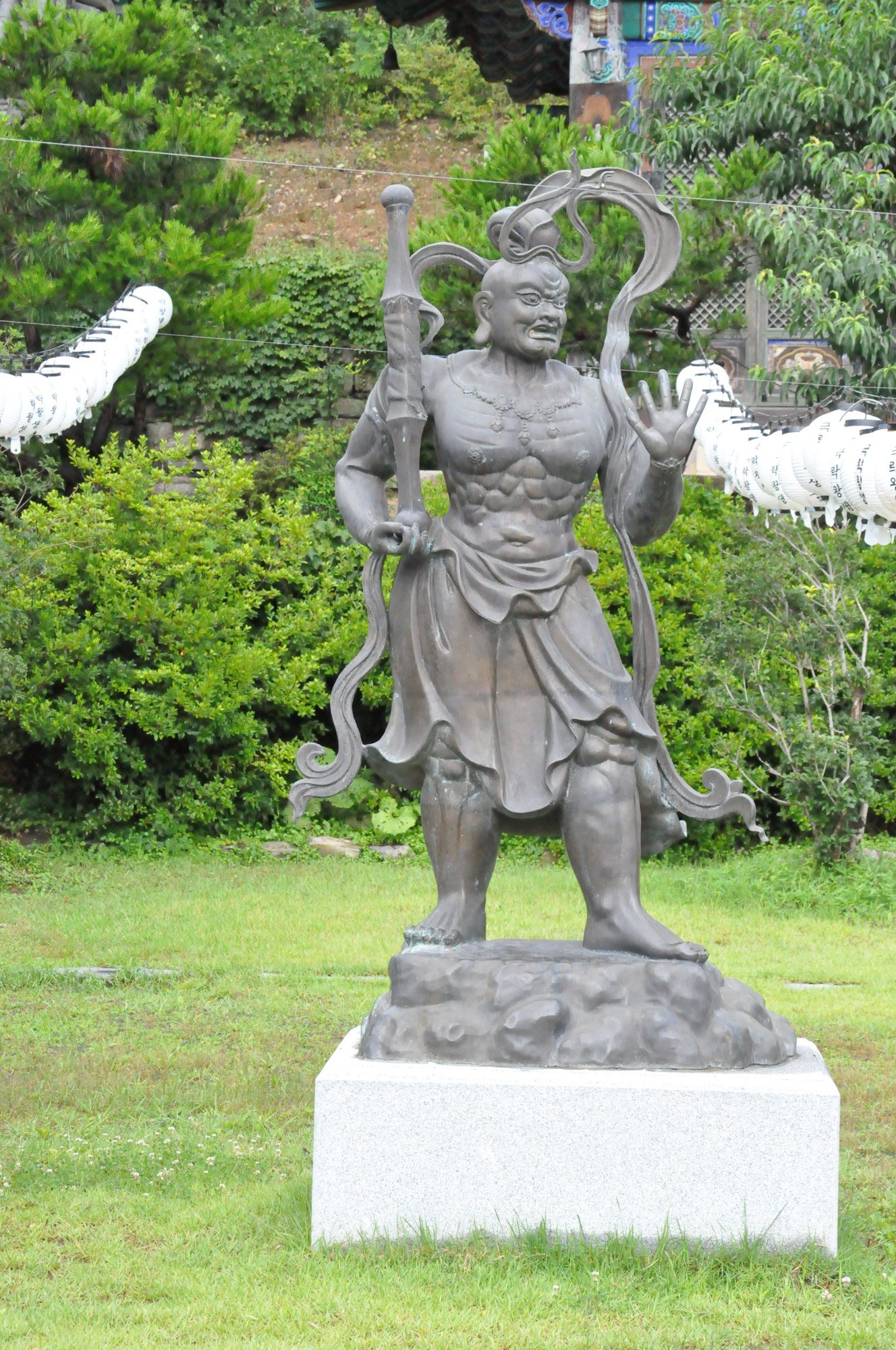 사찰 입구를 지키는 청동 사천왕상