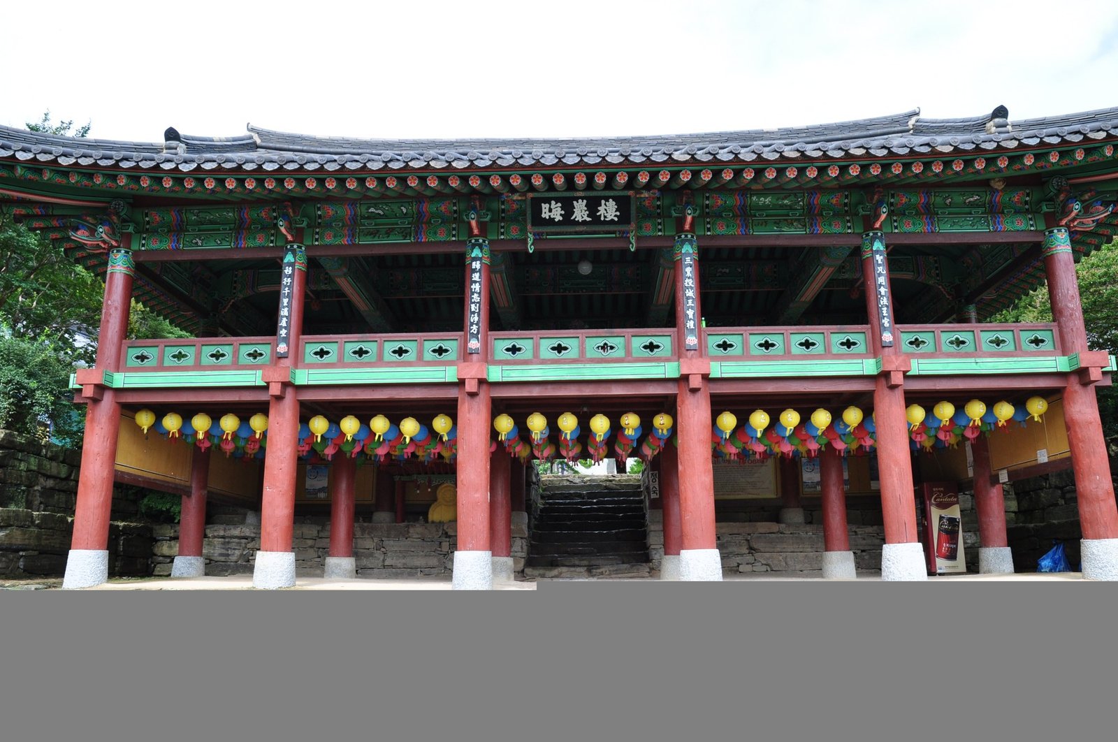 사찰 누각 처마 아래 걸린 현판