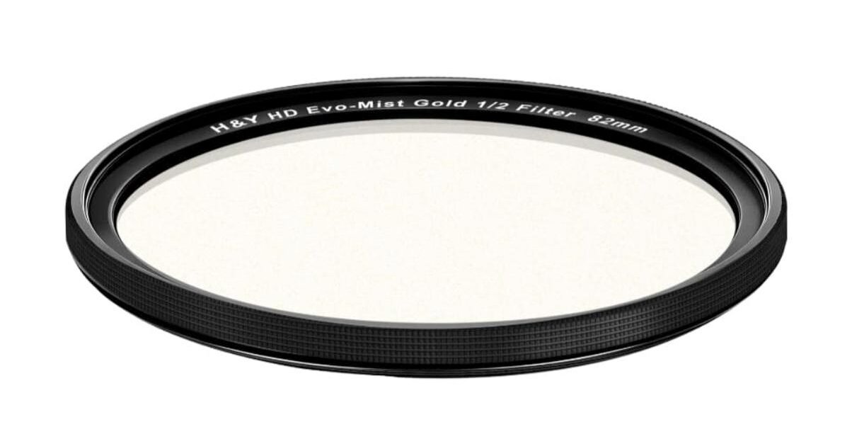 비스듬히 놓인 H&Y HD Evo-Mist Gold 1/2 82mm 필터의 얇은 프레임