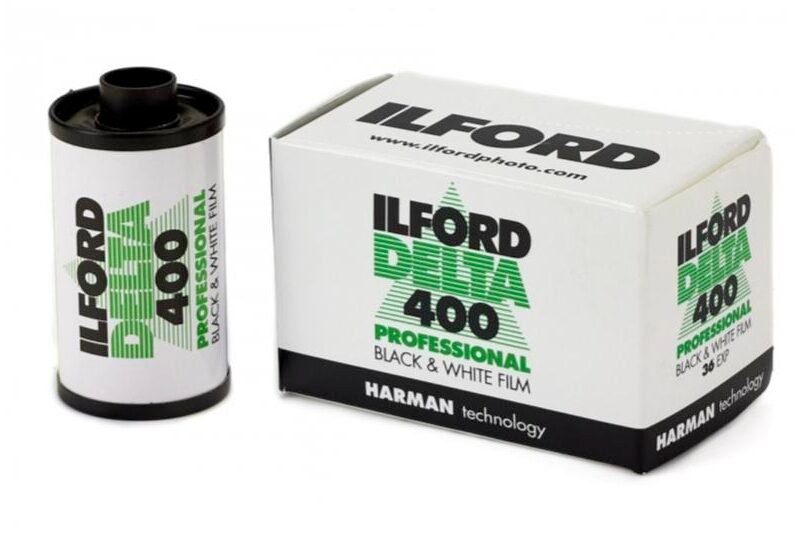 기존 일포드 델타 400 프로페셔널 35mm 필름, 흰 바탕에 초록 글씨가 찍힌 필름 통과 상자