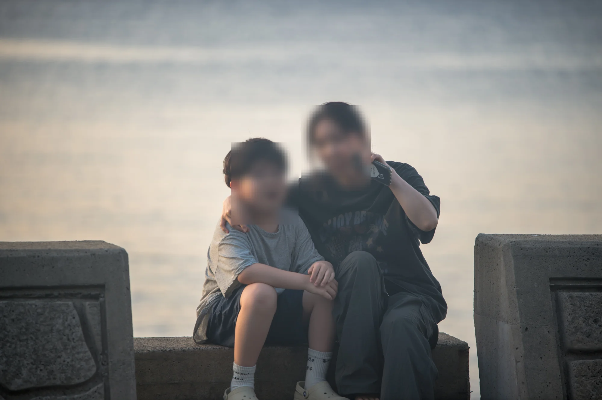 카메라를 보며 붙어 앉은 두 사람
