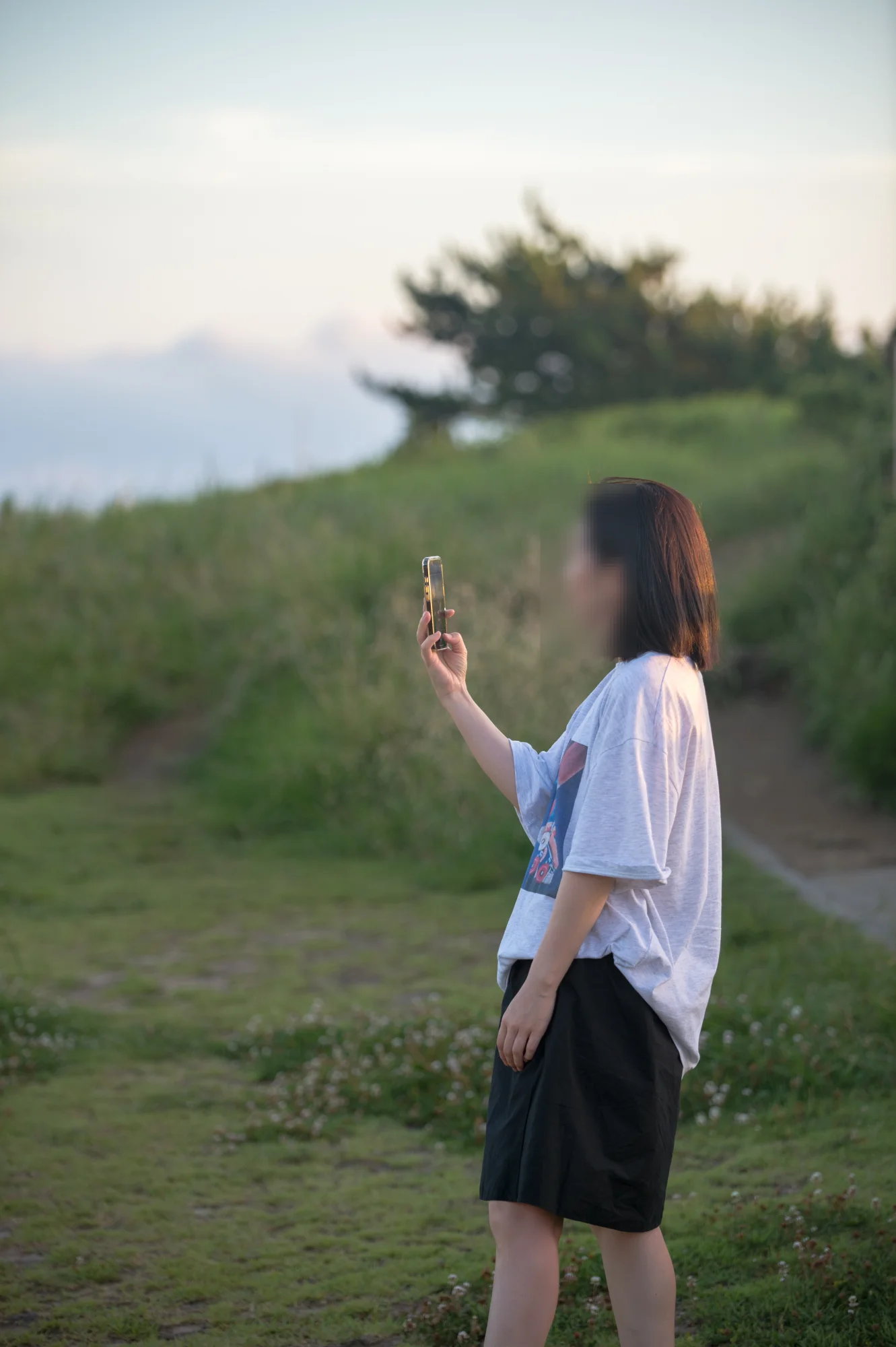 휴대폰으로 셀카를 찍는 아내
