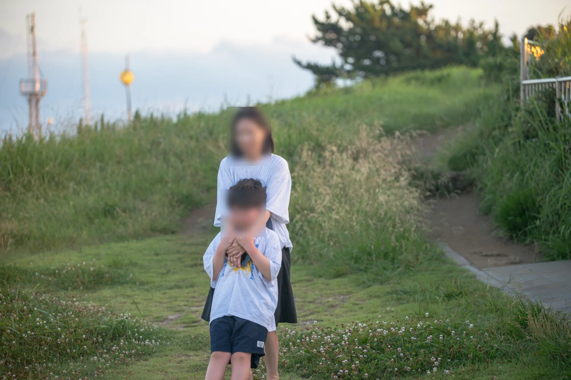 정면으로 마주 안은 아내와 아들