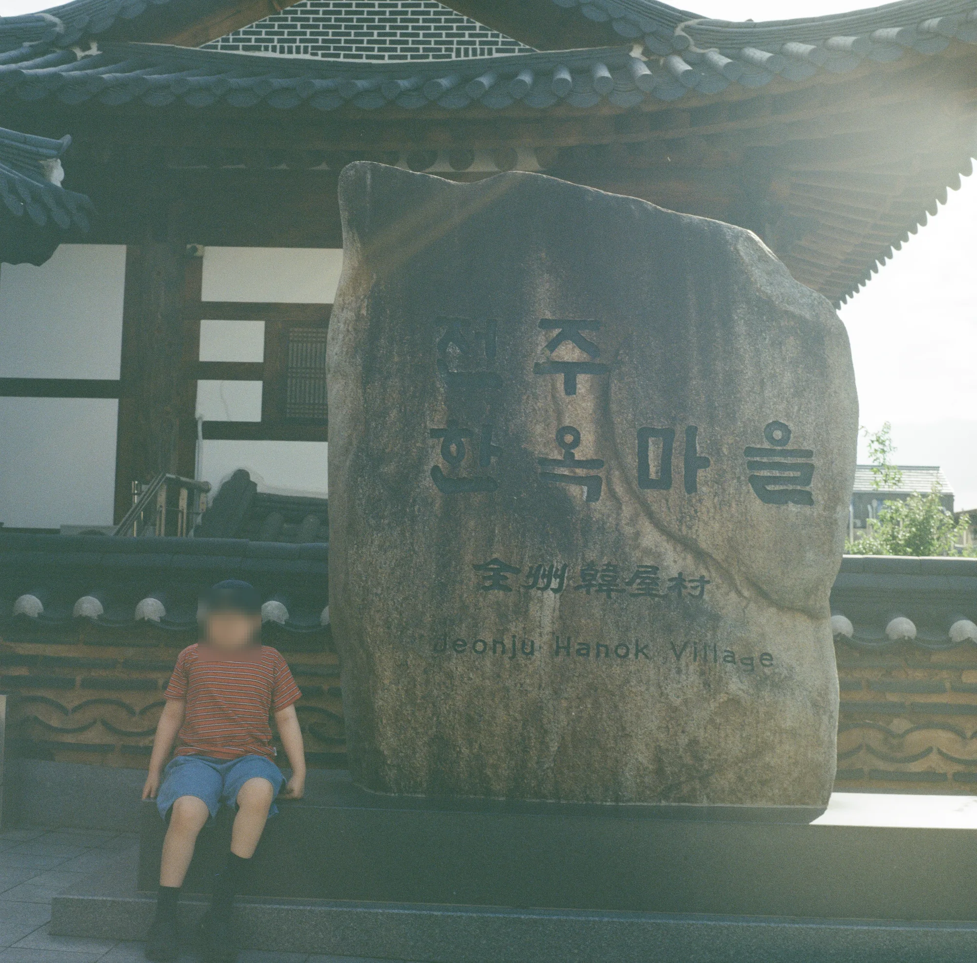 안경 너머 편안한 표정