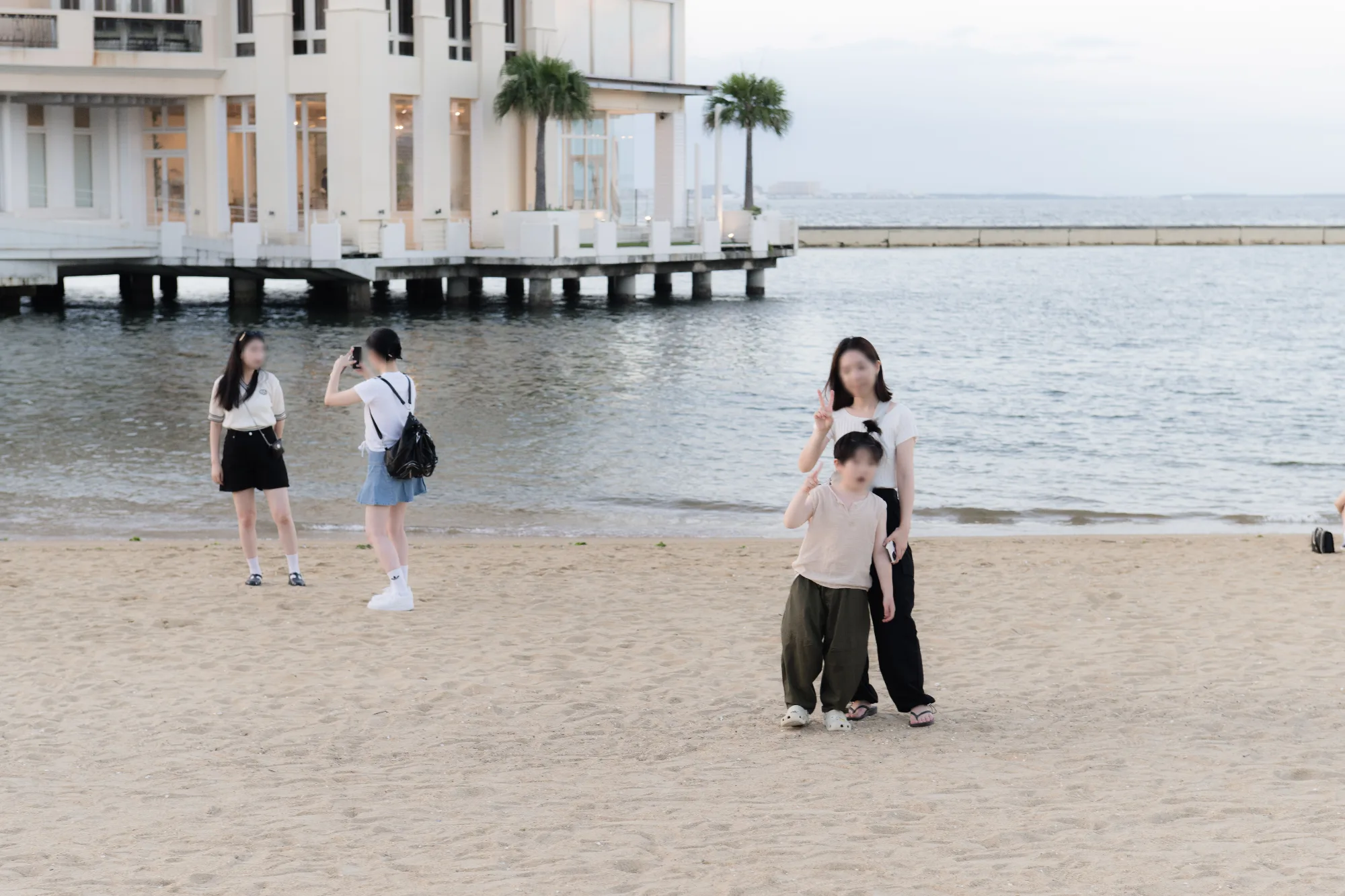 모모치 해변 마리존 건물 배경 사진