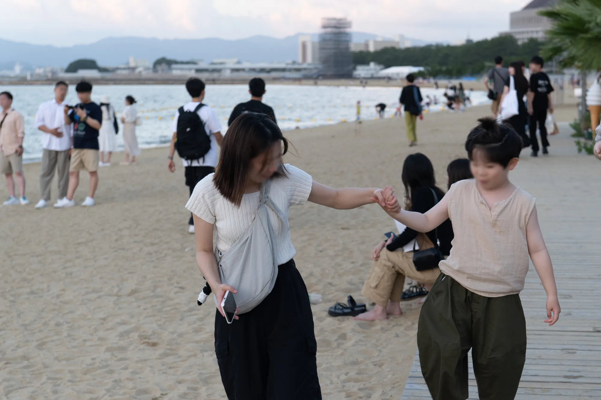 모모치 해변 아들과 손잡고 걷는 사진