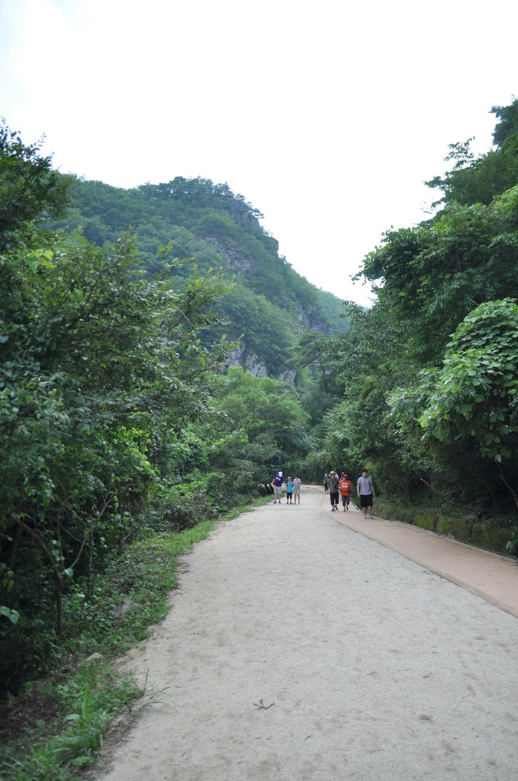 자갈 깔린 산길을 되돌아 나오는 사람들