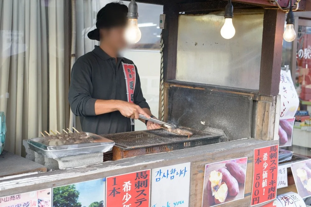 포장마차에서 꼬치를 굽는 모습