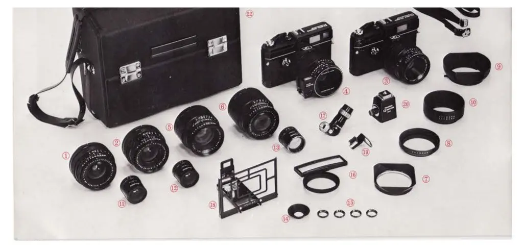 컴파트먼트 케이스와 바디 2대, 50~180mm 렌즈 5종·후드·파인더를 모두 꺼내 늘어놓은 구성품 세트