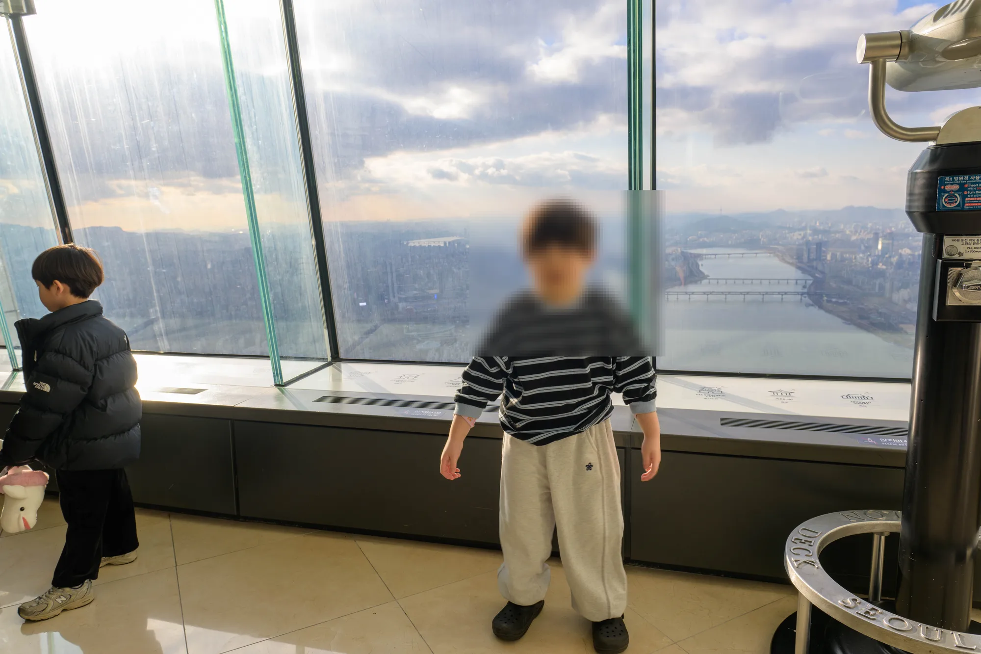 전망대 창가에 선 아들