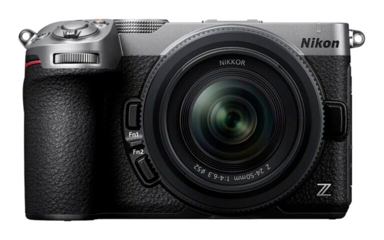 니콘 Z5IIC 실버 바디에 NIKKOR Z 24-50mm 렌즈를 단 정면 모습