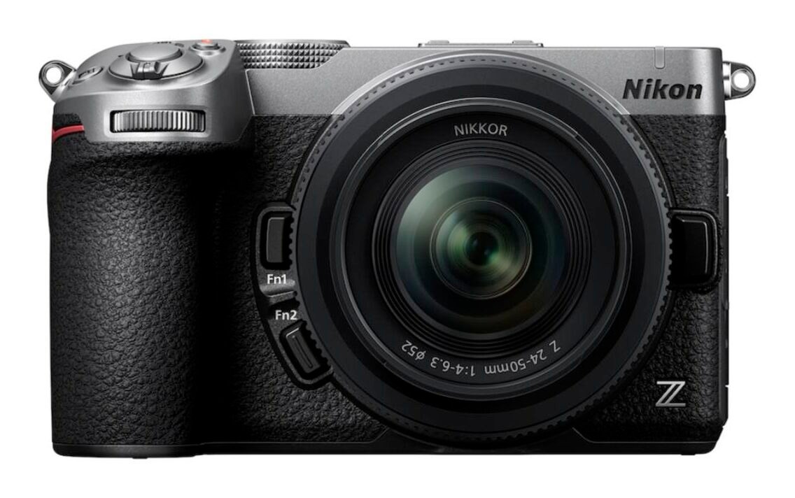 니콘 Z5IIC 실버 바디에 NIKKOR Z 24-50mm 렌즈를 단 정면 모습