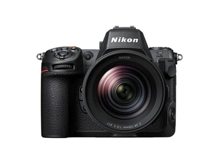 니콘 Z8 정면에 NIKKOR Z 24-120mm f/4 S 렌즈를 단 모습