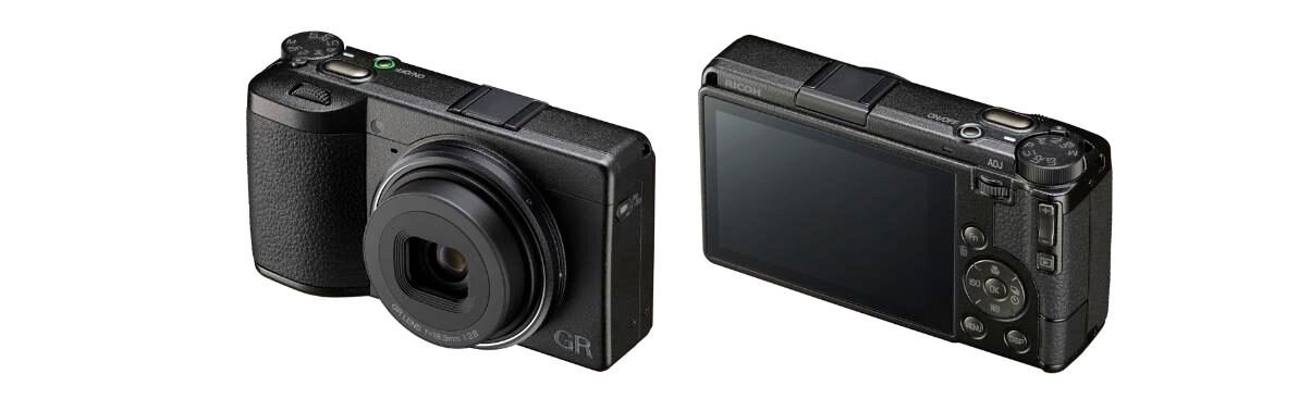 리코 GR IV 30주년 기념 에디션 카메라 앞면과 뒷면 제품 사진, 검은색 바디와 GR 로고
