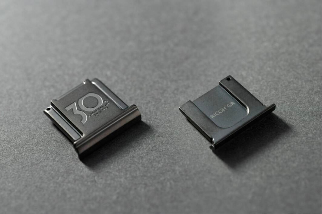 리코 GR IV 30주년 기념 메탈 핫슈 커버 GK-2 앞뒷면 — 앞면에 30th 로고, 뒷면에 RICOH GR 각인