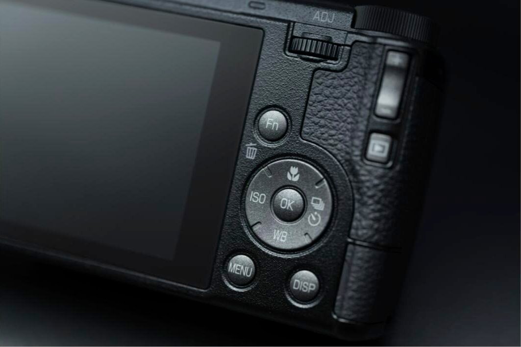 리코 GR IV 30주년 기념 에디션 후면 — Fn, ISO, WB, MENU, DISP 버튼과 십자 다이얼