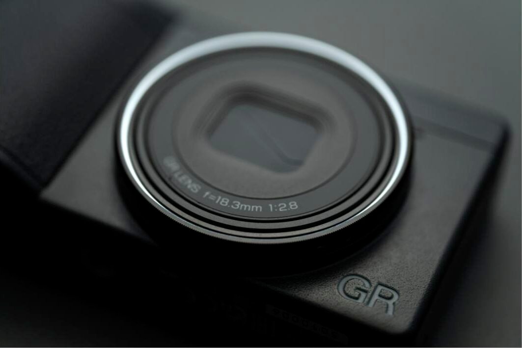 리코 GR IV 30주년 기념 에디션 렌즈 둘레의 다이아몬드컷 링캡 GN-3, GR LENS f=18.3mm 1:2.8 각인