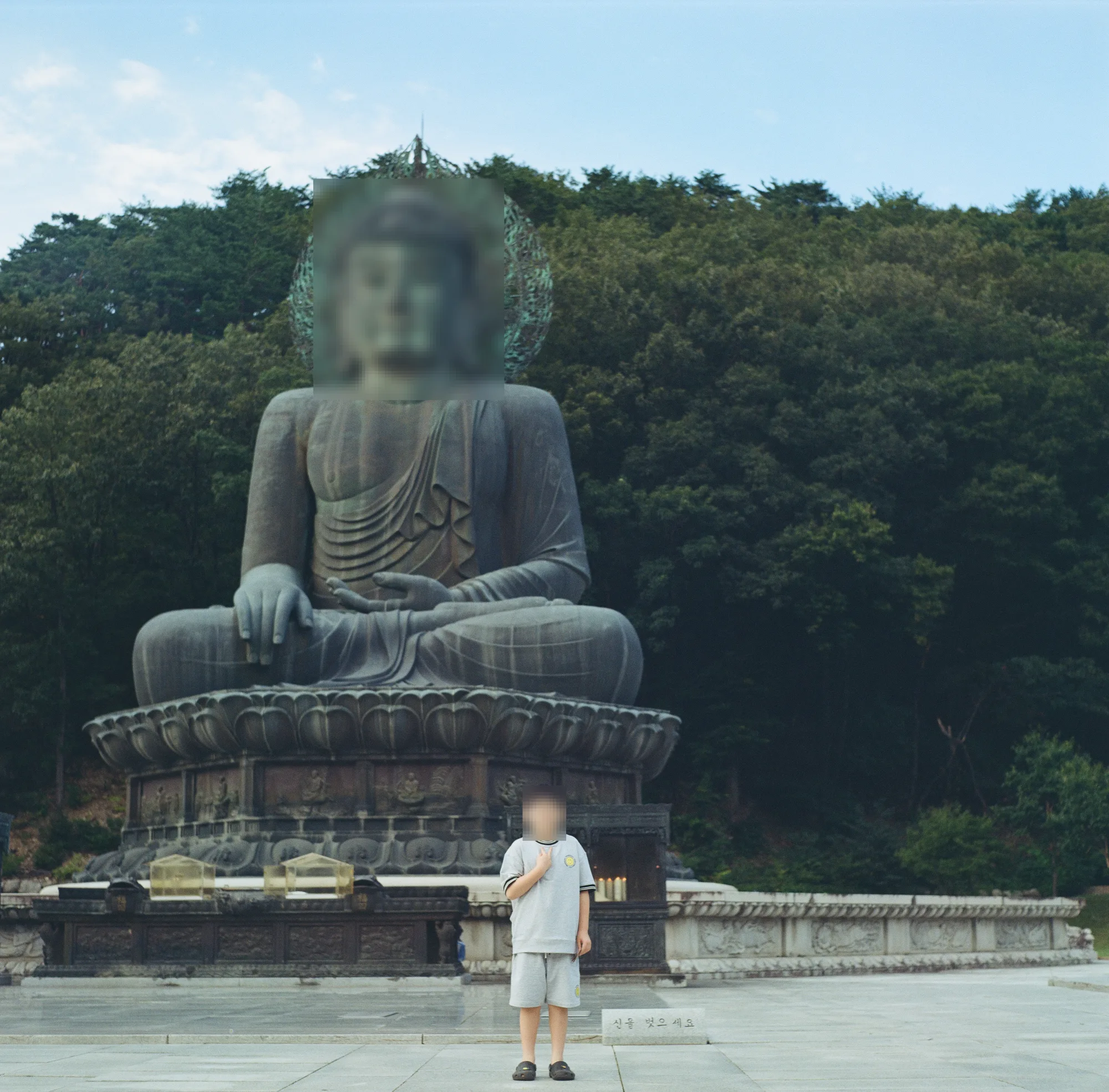 불상을 마주 보고 선 모습, 산줄기가 뒤로 두른 풍경