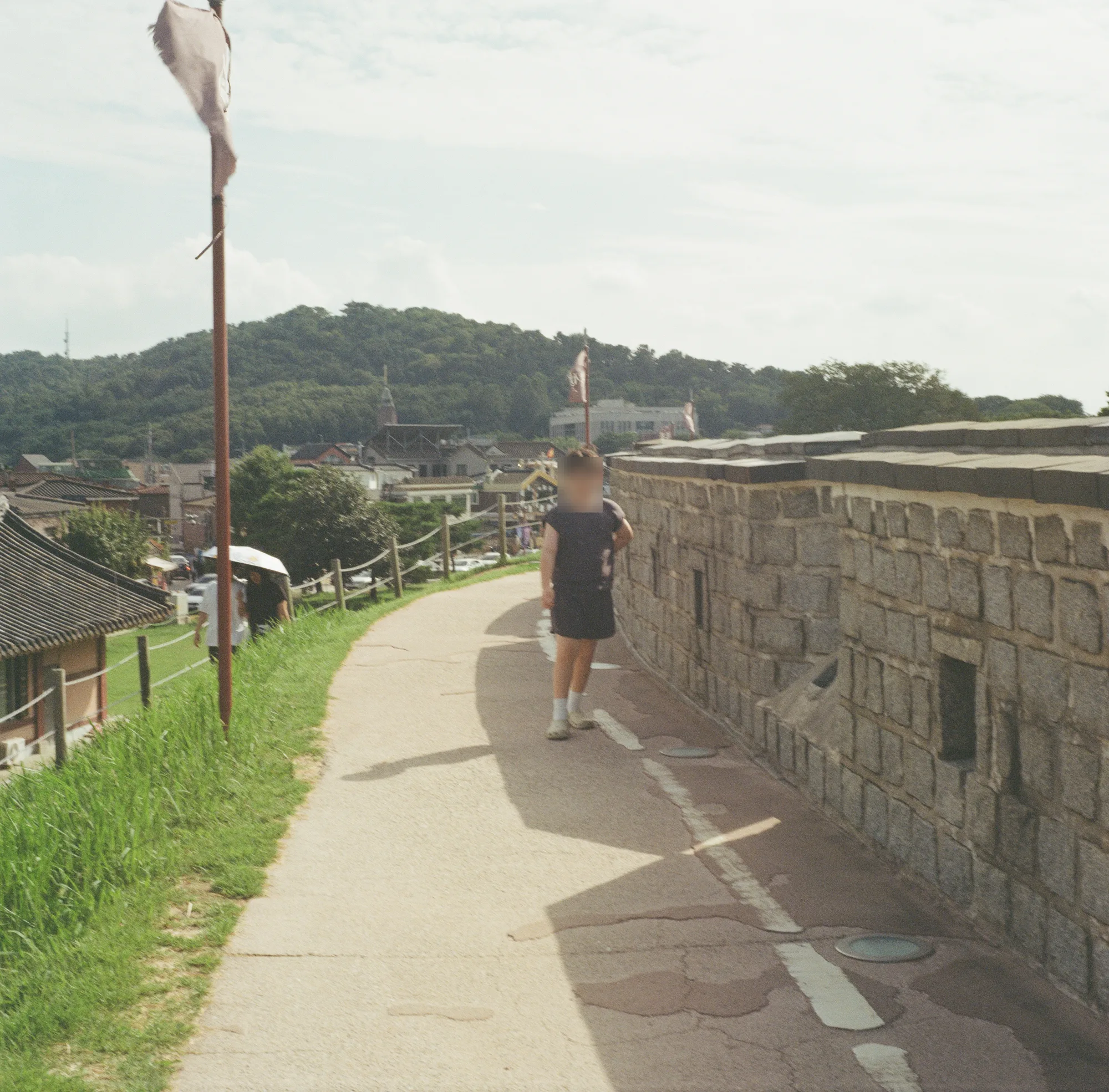 성곽길 한가운데 선 모습