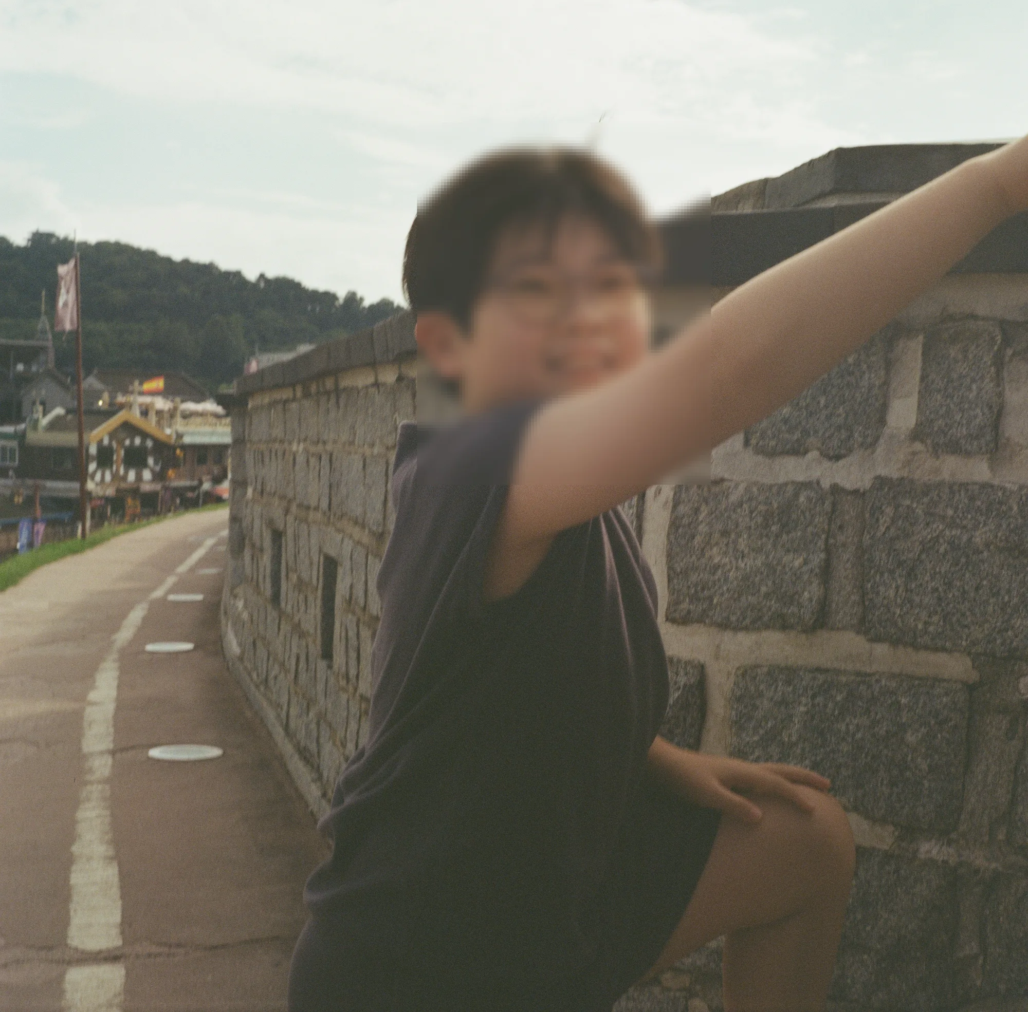성벽에 팔을 걸치고 웃는 모습