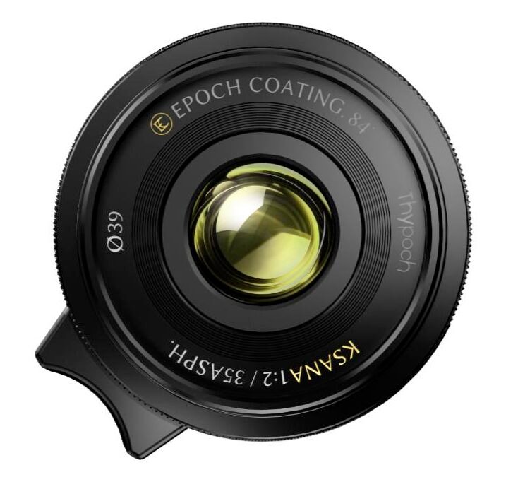 타이복 크샤나 35mm F2 ASPH 블랙 페인트 렌즈 정면, 39mm 필터 나사와 초승달 모양 초점 레버