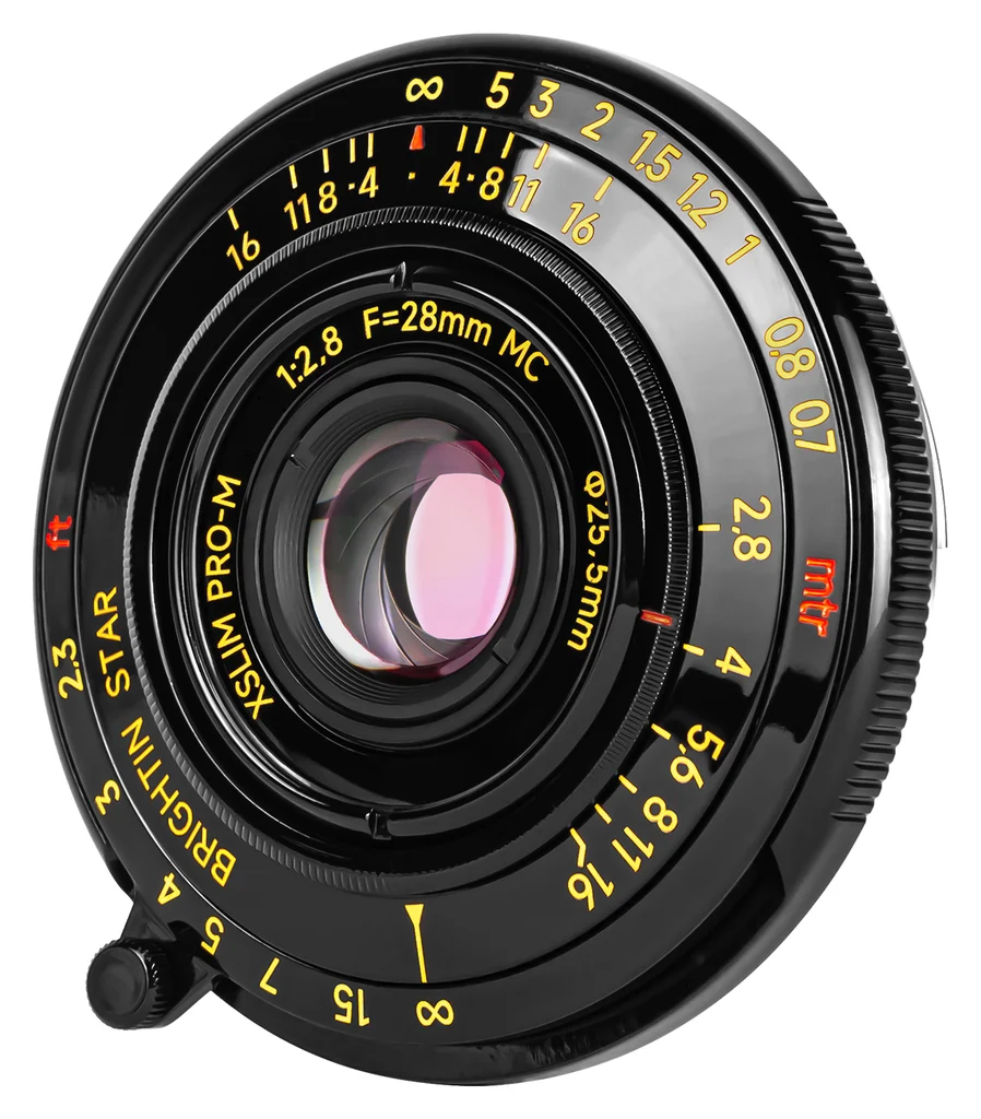 브라이틴스타 28mm F2.8 블랙 페인트 정면, 노란 거리 눈금과 조리개 눈금, 아래쪽 초점 레버