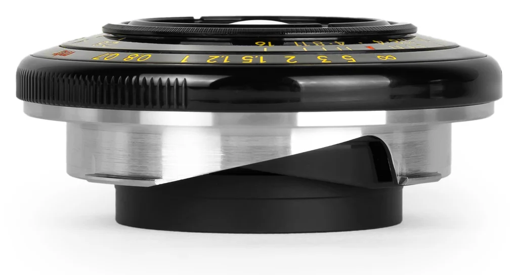 브라이틴스타 28mm F2.8 블랙 측면, 검은 앞쪽 링 아래로 은색 몸통과 검은 마운트부가 겹친 얇은 경통