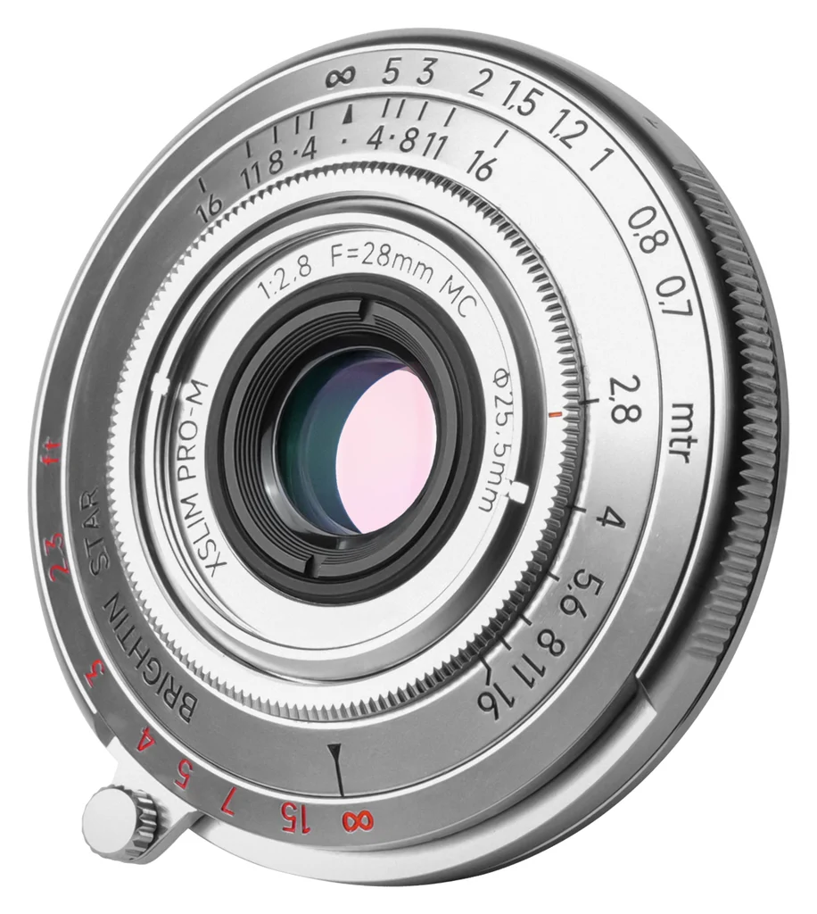 브라이틴스타 28mm F2.8 실버 정면, 검은 각인 눈금과 붉은 피트 표기, 초점 레버
