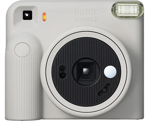 instax SQUARE 2 미스티 화이트 정면, 둥근 렌즈 경통과 왼쪽 그립, 오른쪽 위 플래시
