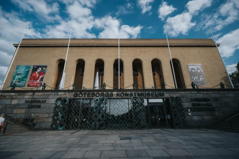 고텐버그 미술관 정면 아치 아래 입구 왼쪽 벽에 HASSELBLAD CENTER 글자가 새겨져 있다